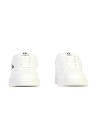 Hvide sneakers med en glat læderoverflade, rund tå, snørebånd og perforerede detaljer på overdelen. Sorte logo-accents på siden.