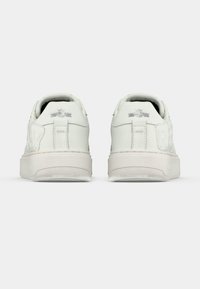 Witte leren sneakers met een gestructureerde afwerking, voorzien van een ronde neus, platte zool en geperst logo detail op de hiel.