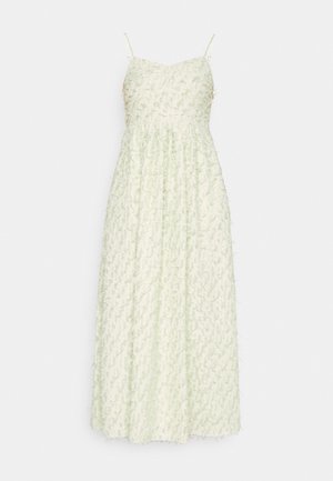 Vestido midi verde-claro com alças finas, tecido texturizado com padrão floral e cintura franzida para uma silhueta fluida.