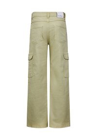 Khaki cargo pantalons met een brede pijpdesign; voorzien van twee zijzakken en twee achterzakken; gemaakt van een zachte, stevige stof.