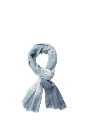 Hellblauer und grauer karierten Schal mit ausgefransten Kanten, locker auf einem weißen Hintergrund geschlungen.