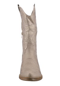 Bota cowboy de cuero beige con diseño bordado, punta afilada y cremallera lateral. Presenta un acabado texturizado y una suela baja marrón.