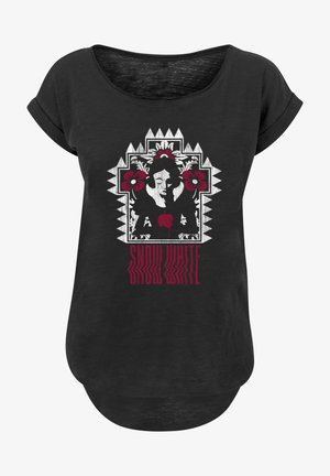 Fekete póló, amelyen női figura látható virágmintákkal körülvéve, és a "HÓFEHÉRKE" felirat piros szóval.