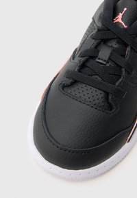 Μαύρο δερμάτινο αθλητικό παπούτσι με ροζ λεπτομέρειες, διάτρητα στοιχεία, υφή στην επιφάνεια και μαύρα κορδόνια. Λευκή καουτσούκ σόλα.