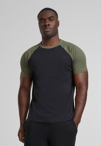 Urban Classics RAGLAN CONTRAST  - Printtipaita - black/mottled olive