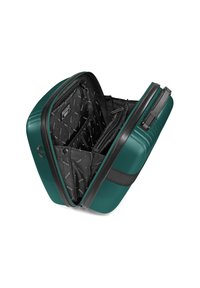 Harde groene koffer open, met een zwarte binnenkant die meerdere ritssluitingen en elastische vakken toont voor georganiseerde opslag.