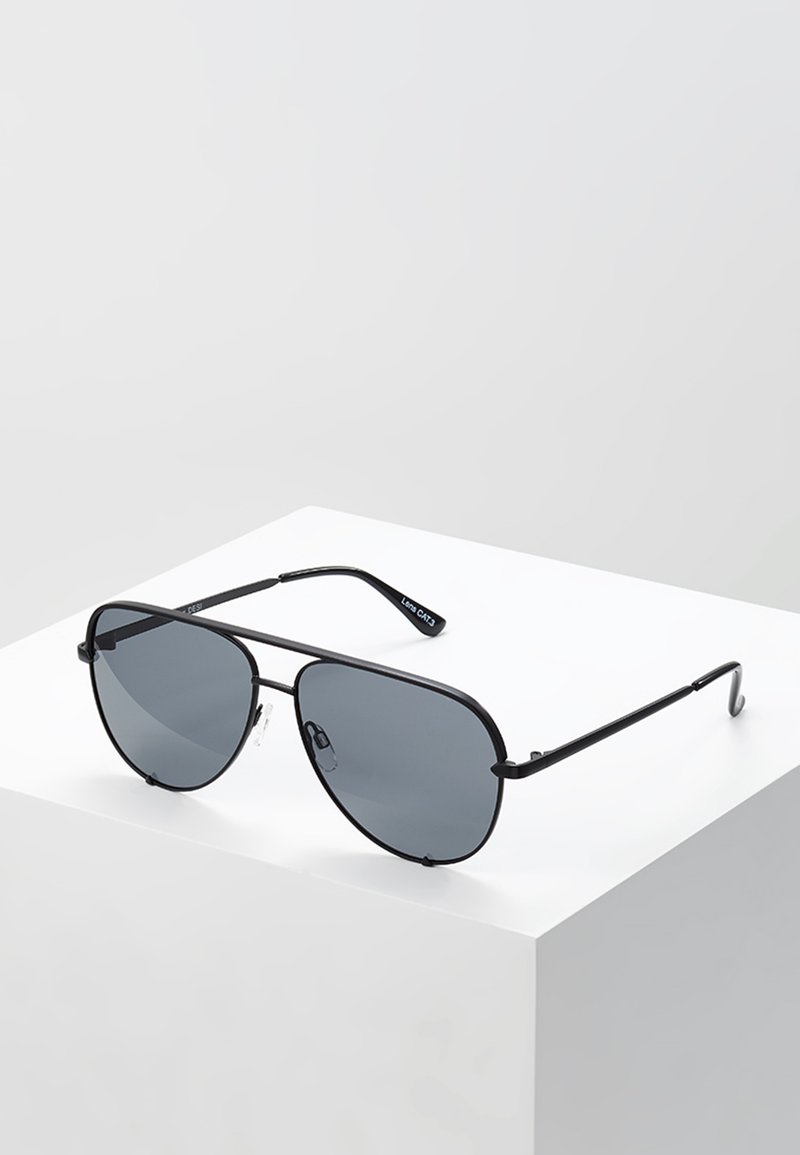Ochelari de soare aviator negri cu lentile gri, având un cadru subțire și perne pentru nas ajustabile, expuși pe un pedestal alb.