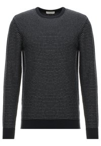Tmavě modrý svetr s žebrovaným kulatým výstřihem, dlouhými rukávy a texturovaným pruhovaným vzorem s kontrastními světlými pruhy.
