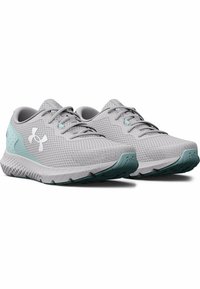 Zapatillas deportivas grises con parte superior de malla transpirable, detalles en azul claro y suelas texturizadas para mayor tracción. Cuentan con cordones y logo.