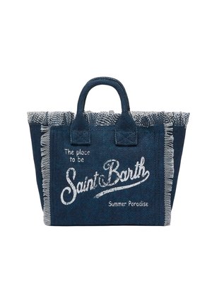 Borsa a tote intrecciata blu con manici corti, bordi sfrangiati e testo bianco con la scritta "The place to be Saint Barth Summer Paradise."