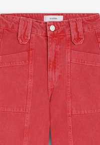 Pantaloni din denim roșu cu un design elegant, având închidere cu nasture, bucle pentru curea și două buzunare frontale cu detalii vizibile de cusătură.