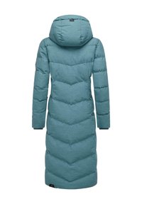 Teal pufferjakke med hette, med en chevron-quiltet design, lang silhuett og ribbede mansjetter. Glatt, strukturert stoff med et logomerke.