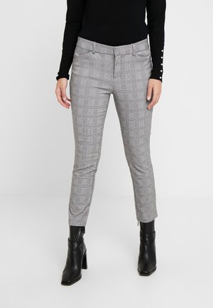 Grijze geruite broek met een slanke pasvorm, voorzien van een tailleband, riemlussen en zijzakken, gecombineerd met zwarte enkellaarsjes.