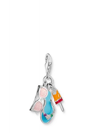 Ciondolo in argento con occhiali da sole rosa, infradito blu con pietre preziose e ghiacciolo arancione, attaccato a una chiusura.