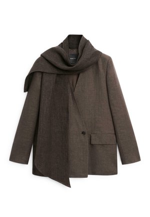 Bruine op maat gemaakte blazer met één knoop en een bijpassende donkerbruine sjaal gedrapeerd rond de kraag op een witte achtergrond.