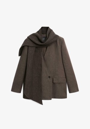 Brauner maßgeschneiderter Blazer mit einem Knopf und einem passenden dunkelbraunen Schal, der um den Kragen auf weißem Hintergrund drapiert ist.