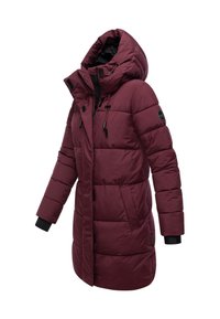 Lange wijnrode gewatteerde winterparka met capuchon, rits aan de voorkant, zijzakken en zwarte verstelbare trekkoorden op de capuchon.