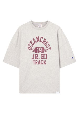 Helles graues T-Shirt mit kurzen Ärmeln, auf dem vorne in burgunderfarbenem Text "OCEANCREST 192 JR. HI TRACK" steht, sowie einem kleinen Champion-Logo auf dem Ärmel und dem Saum.