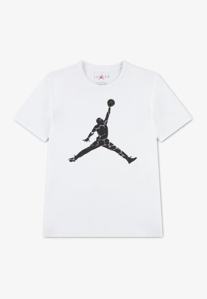 Hvit T-skjorte med svart Jumpman-logo, en silhuett av en basketballspiller som hopper med en arm strukket ut og holder en basketball.
