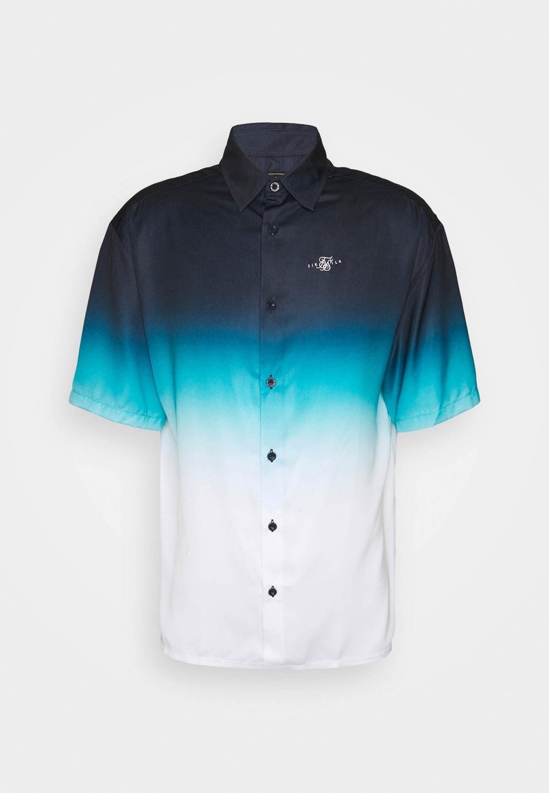 Lyhythihainen paita, jossa liukuväri tummansinisestä valkoiseen, hillitty logo, napillinen suljenta ja sileä kangaspinta.