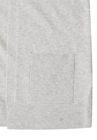 Cardigan grigio chiaro con lavorazione a maglia testurizzata, polsini a costine e una tasca applicata sulla parte anteriore. Il tessuto sembra morbido e leggermente melangiato.