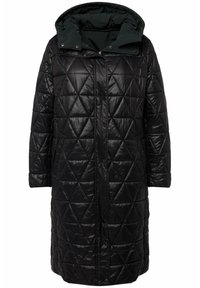 Abrigo acolchado negro con un patrón de triángulos, cuello alto y cierre a presión; cuenta con una capucha verde desmontable.