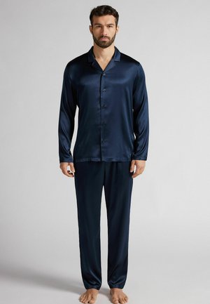 Navyblaue Satinschlafanzugset mit langen Ärmeln und Knöpfen an der Vorderseite. Die Hose verfügt über einen elastischen Bund, der für zusätzlichen Komfort sorgt.