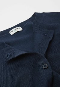 Tmavě modré pletené cardigan s kulatým výstřihem, žebrovanými okraji a jedním černým knoflíkem. Na štítku je nápis "TEZENIS KIDS."