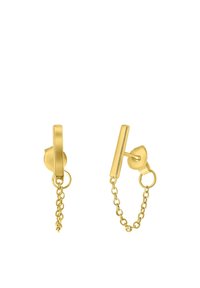 Goudvergulde oorbellen met een ronde steker en een lange, rechthoekige post verbonden door een delicate ketting. Gladde textuur, minimalistisch ontwerp.