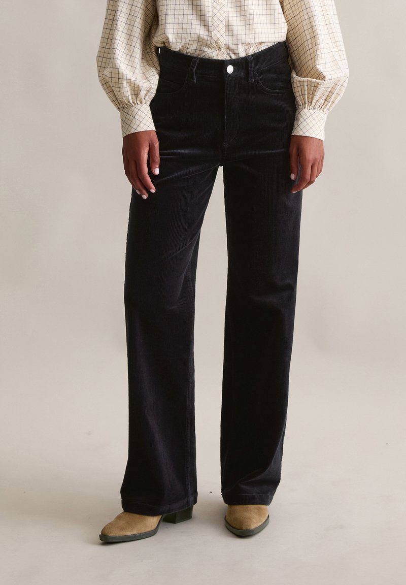 Donkerblauwe corduroy broek met een rechte pijp, voorzien van een vijfzakkenmodel en een metalen knoopsluiting in de taille.