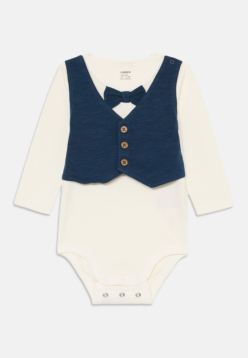 Body à manches longues crème pour bébé avec un gilet bleu marine intégré, trois boutons en bois sur le devant et un nœud papillon bleu marine assorti au niveau du col.