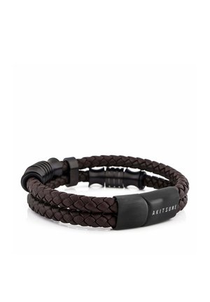 Doppelsträngiges dunkelbraunes geflochtenes Lederarmband mit einem schwarzen magnetischen Verschluss, graviert mit "AKITSUNE."