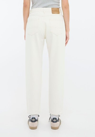 Pantalones vaqueros blancos de corte recto, con bolsillos traseros y una etiqueta de color marrón claro que dice "BALL" en la cintura. Calzado casual visible.