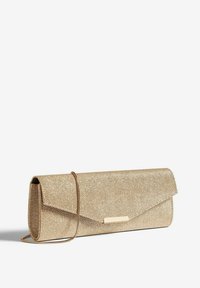 Zlatna metalik clutch torbica s teksturiranom površinom, dizajnom omotnice i odvojivom lancem. Sadrži akcent sa zlatnim okvirima.