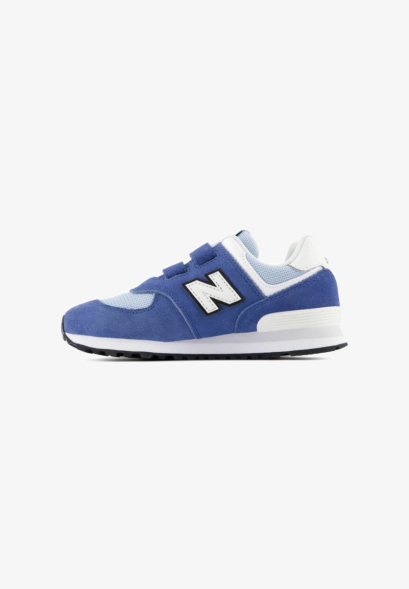 Baskets New Balance bleu et blanc avec des bandes Velcro, une tige en mesh, des superpositions en daim et une semelle en caoutchouc noire, vues de côté.