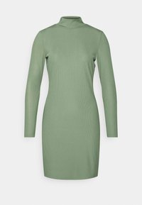 Vestido canelado de manga longa em tecido verde suave, com um decote alto e silhueta ajustada, apresentando uma textura subtil e um design que abraça o corpo.