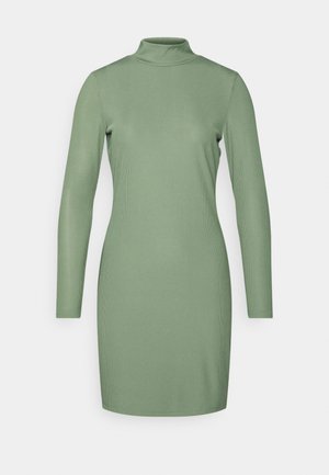 Vestido canelado de manga longa em tecido verde suave, com um decote alto e silhueta ajustada, apresentando uma textura subtil e um design que abraça o corpo.