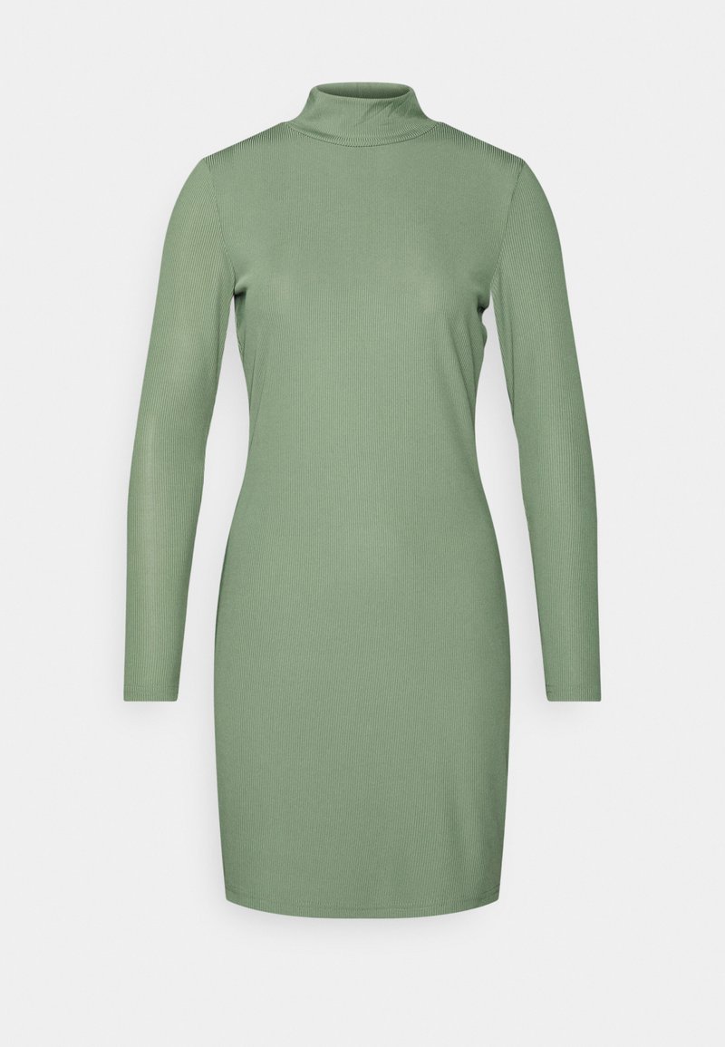 Vestido canelado de manga longa em tecido verde suave, com um decote alto e silhueta ajustada, apresentando uma textura subtil e um design que abraça o corpo.