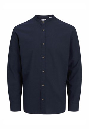 Mornarska košulja dugih rukava s uspravnim ovratnikom, koja se ističe prednjim kopčanjem na dugmad zlatne boje i glatkom tekstilnom završnicom.