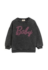 Sudadera gris oscura con un corte holgado, puños y cuello acanalados, que presenta la palabra "Baby" en una gran fuente morada en la parte frontal.
