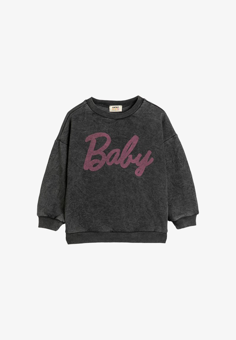 Tummanharmaa collegepaita, jossa on ylisuurta mittasuhdetta, ribbaatut hihat ja pääntie, etuosassa on suuri violetti teksti "Baby".