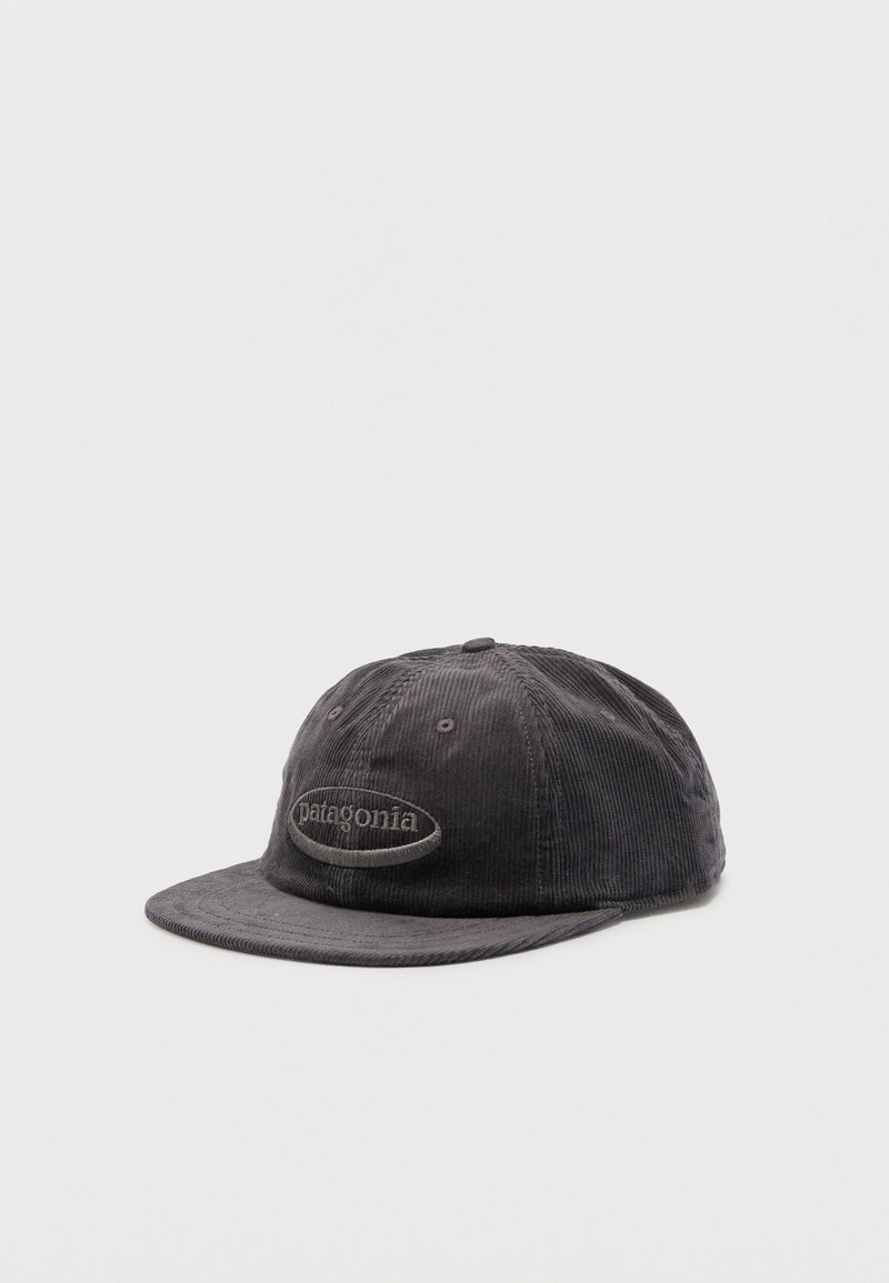 Σκούρο γκρι καπέλο μπέιζμπολ Patagonia από κορδινέ, με στρογγυλεμένο στέμμα και καμπύλη γείσο σε απλό λευκό φόντο.