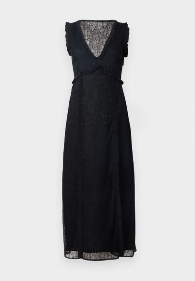 Vestido maxi negro con un escote en V profundo, mangas cortas con volantes, tela texturizada y una silueta fluida, que presenta líneas verticales y aberturas laterales.