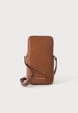 Sac bandoulière marron Michael Kors pour téléphone, en cuir grainé, avec une longue bandoulière, des détails dorés et une fermeture zippée.
