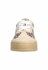 Beige Wildleder-Sneaker mit einem Leopardenmuster-Overlay, weißen Schnürsenkeln und einer klobigen durchsichtigen Sohle. Runde Zehenpartie mit gestickten Akzenten.