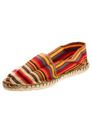 Buty espadryle z wielokolorowymi, poziomymi paskami w kolorach czerwonym, pomarańczowym, żółtym, niebieskim i beżowym, z plecioną podeszwą z juty i konstrukcją wsuwaną.
