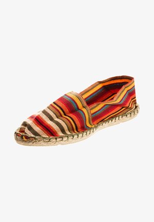 Zapato alpargata con rayas horizontales multicolores en rojo, naranja, amarillo, azul y beige, con suela trenzada de yute y diseño sin cordones.