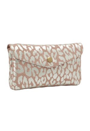 Rechteckige Clutch mit beigem und weißem Tiermuster und einem einzelnen goldfarbenen Druckknopfverschluss auf der Vorderklappe.