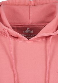 Roze hoodie met een trekkoord, zachte textuur en geribde manchetten. Bevat een merketiket aan de binnenkant van de kraag voor merkidentificatie.