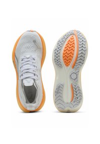 Scarpe da corsa leggere con tomaia in rete bianca, dettagli arancioni nella suola, suola testurizzata e foderatura grigia. Presentano chiusura con lacci e logo del marchio.
